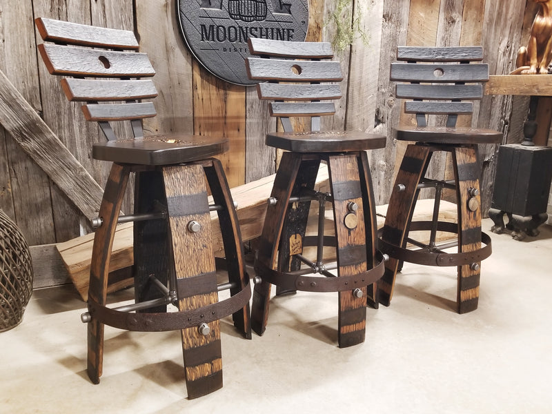 TABOURET DE BAR WHISKY BARREL AVEC DOSSIER – TURTEL BACK TAN (WHISKY BARREL &amp; BARN WOOD) TABOURET DE BAR WHISKY BARREL - CHAISE - SIÈGE - MANCAVE - BAR - TABOURETS - TABOURETS DE BAR