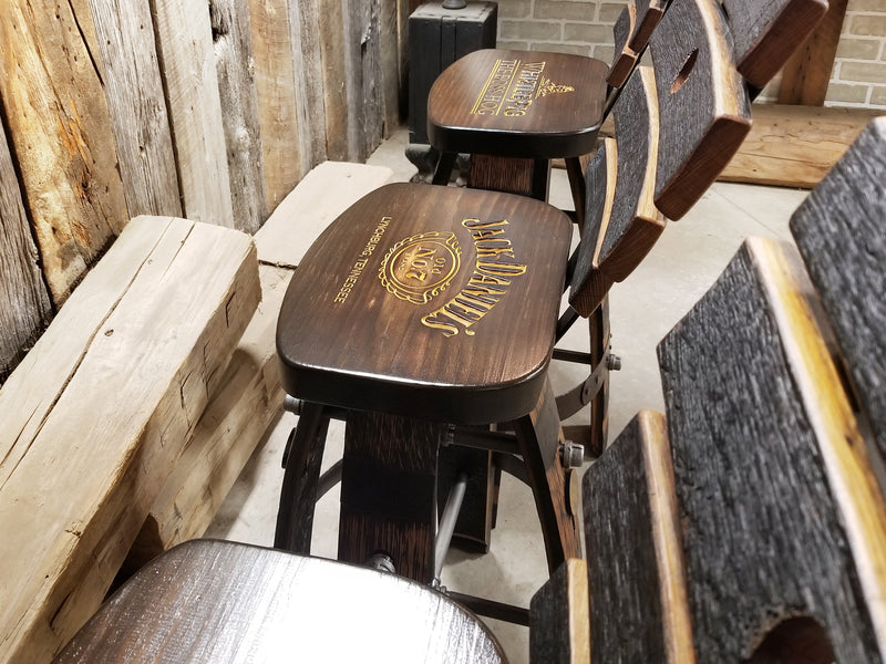 TABOURET DE BAR WHISKY BARREL AVEC DOSSIER – TURTEL BACK TAN (WHISKY BARREL &amp; BARN WOOD) TABOURET DE BAR WHISKY BARREL - CHAISE - SIÈGE - MANCAVE - BAR - TABOURETS - TABOURETS DE BAR