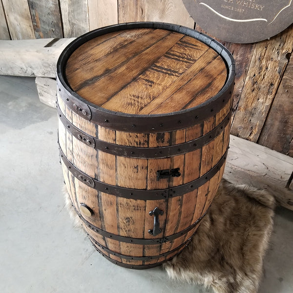1 - Baril de whisky - Armoire à liqueurs à une porte (logo personnalisé sur l'étagère) Bar - Mancave - Table de fût de whisky - Fabriqué à la main à partir d'un fût de whisky récupéré